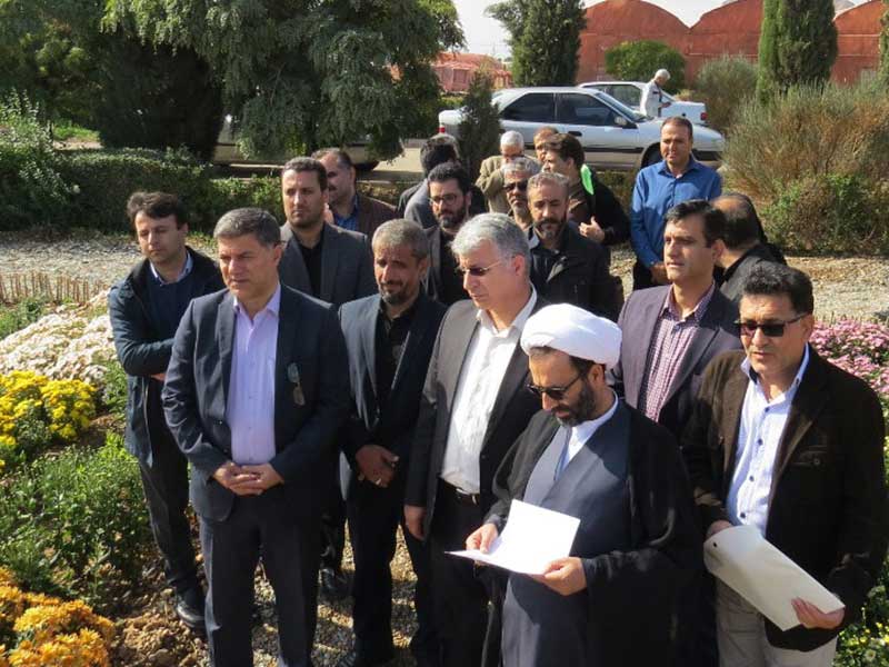 Members of the Mahallat Flower and Plant Research Institute team visited the greenhouses in Pakdasht