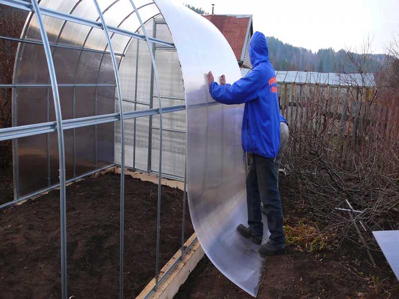 Construction of a greenhouse coated with polycarbonate